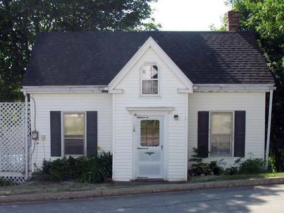 The Tiny House in Wiscasset in 2015, before restoration began. Courtesy of Pamela Logan