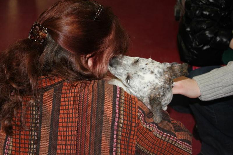 Sprinkles gives Nancy Pederson a kiss Sprinkles gives Nancy Pederson a kiss