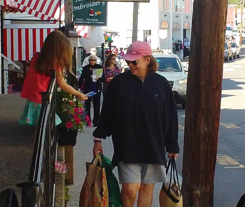 EVONNE ADAMS, Gabriel Adams’ daughter, handed out business cards and invited people in to her “daddy’s store.” SUZI THAYER/Boothbay Register