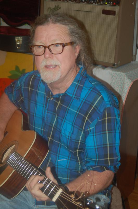 Mat O’Donnell provides jazz guitar for festival goers. ART MAYERS/Wiscasset Newspaper