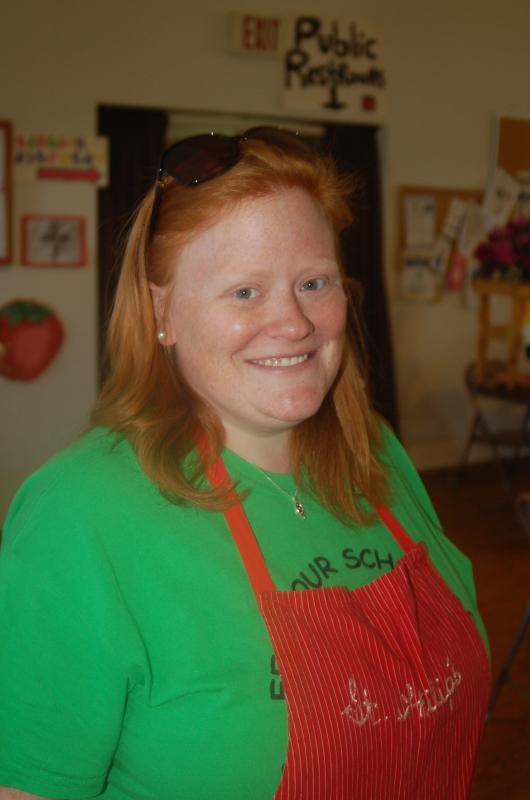 Holly Morgan helps serve sundaes. ART MAYERS/Wiscasset Newspaper