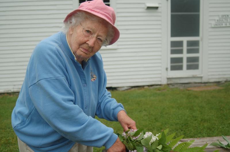 Eleanor Everson prepares lilac bouquets. ART MAYERS/Wiscasset Newspaper