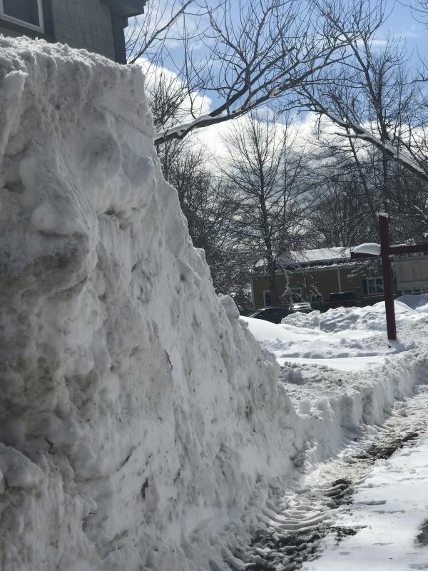A wall of snow sits next to a cleared section of sidewalk on
Federal Street March 9. SUSAN JOHNS/Wiscasset Newspaper