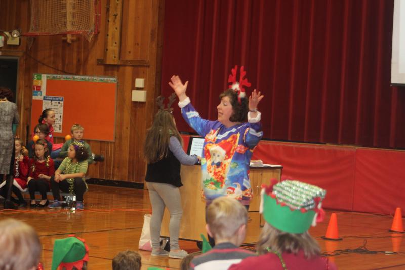 Drury leads the audience in holiday sing-alongs. VANESSA DUNN/Wiscasset Newspaper
