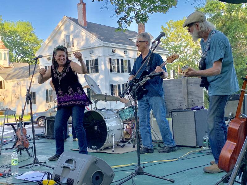 Liz Lannon sings and dances with the band. SUSAN JOHNS/Wiscasset Newspaper