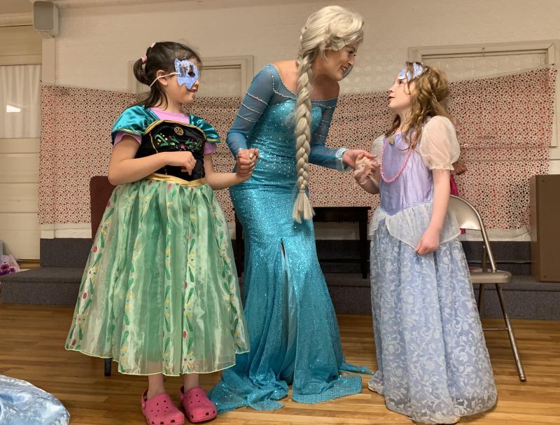 Ireland Teele, 6, far left, and Charlotte Ramsdell, 7, sing “Let it go” with a volunteer princess in a Damariscotta fundraiser Aug. 3 for Ramsdell, a burn survivor, to receive training. SUSAN JOHNS/Wiscasset Newspaper