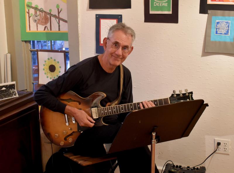 Jazz guitarist David Lawlor entertains at the season’s last Wiscasset Art Walk, held Sept. 26. PHIL DI VECE/Wiscasset Newspaper