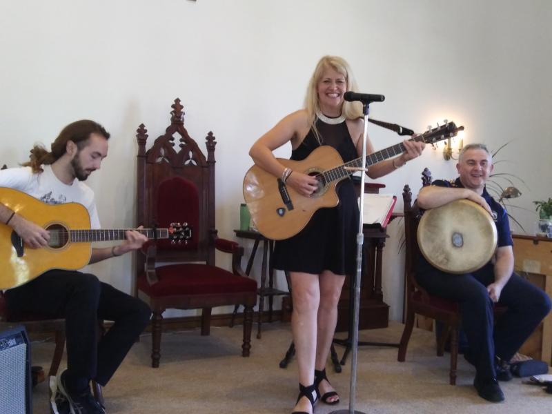 Singer-songwriter Kate McDonnell and her band perform for the guests at Edgecomb Days. JANE CARPENTER/Boothbay Register