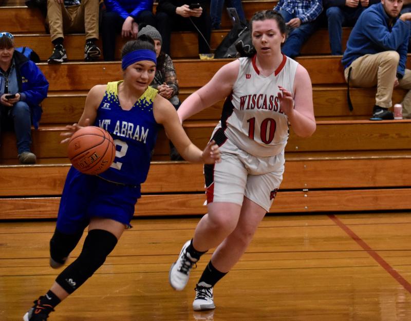 Emily Richardson defends the Roadrunner’s Olivia Roderick. PHIL DI VECE/Wiscasset Newspaper