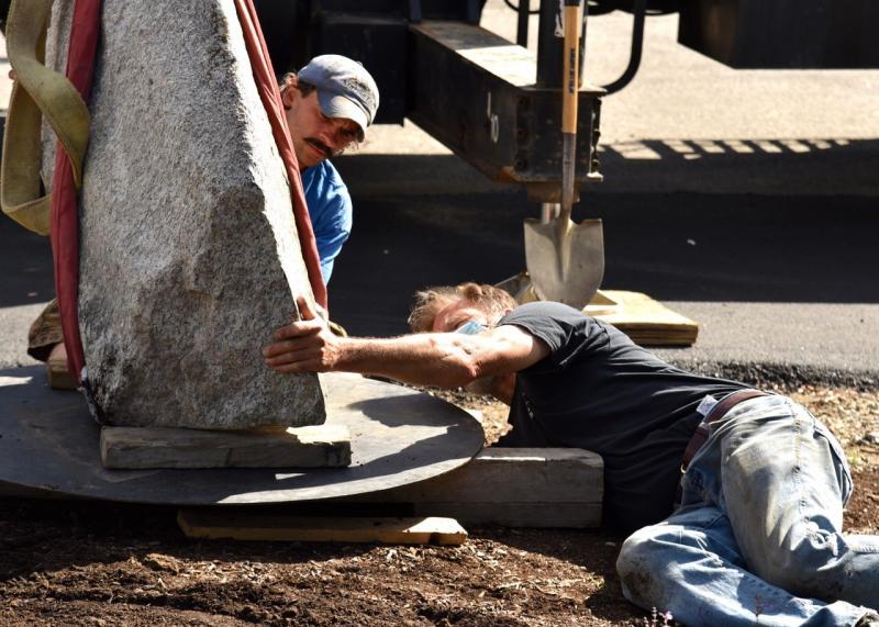 Robbie Campbell and “Owl” sculptor Andreas von Huene ensuring everything is absolutely perfect. Bob Crink photo