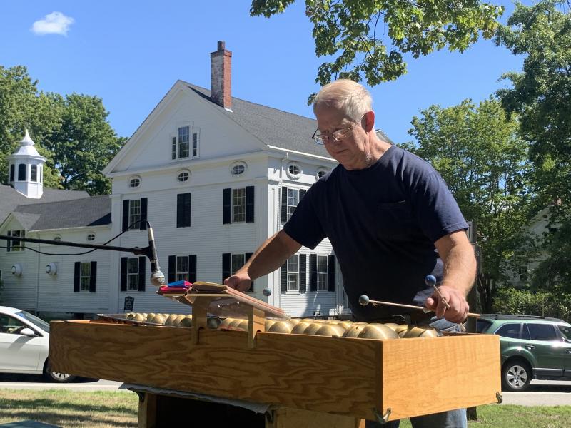 Dresden’s Mike Everett plays the carillon on stage. SUSAN JOHNS/Wiscasset Newspaper