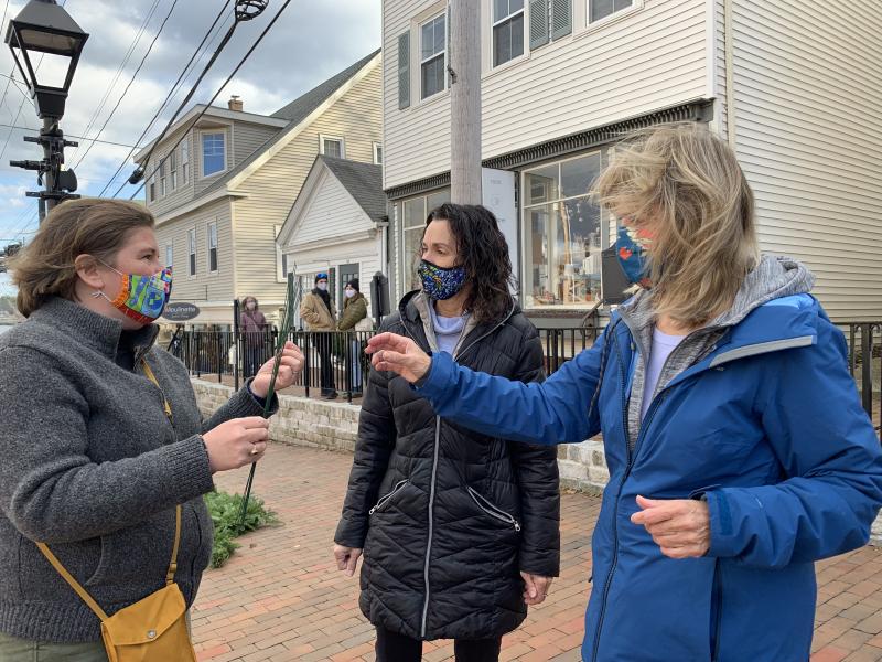 From left, Kim Andersson, Sherri Dunbar and Terri Wells pitch in. SUSAN JOHNS/Wiscasset Newspaper