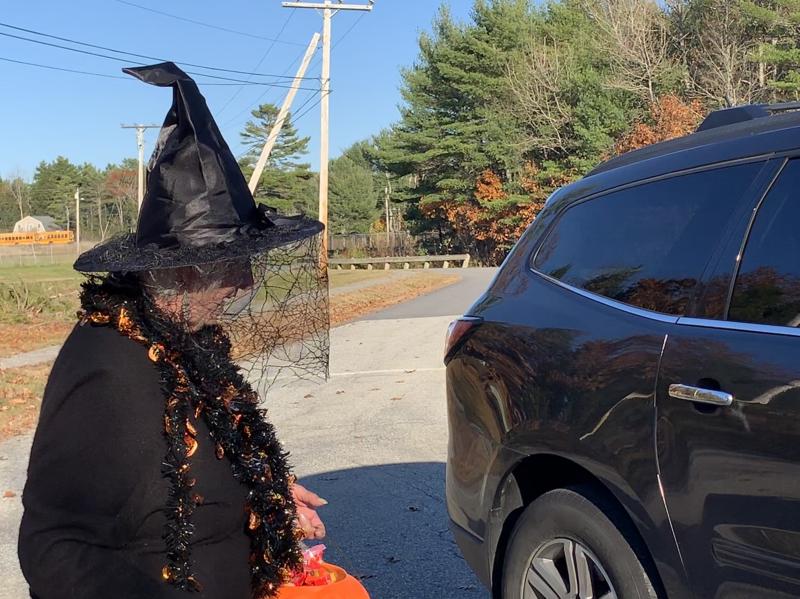 Wiscasset’s Terry Heller greets a family. SUSAN JOHNS/Wiscasset Newspaper