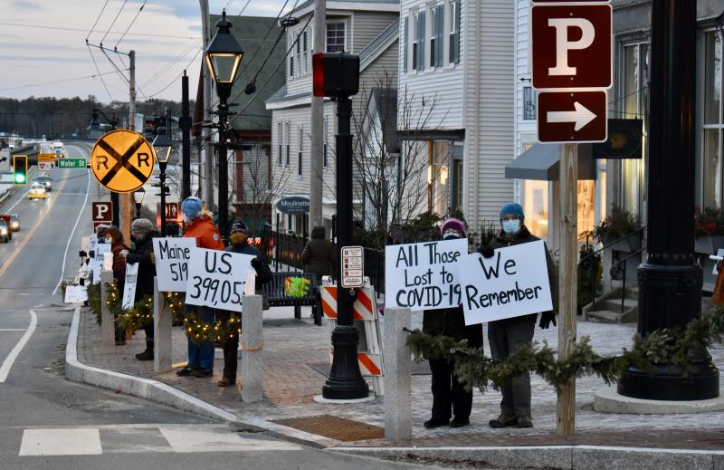 The Jan. 19 gathering on Main Street, Wiscasset was part of a nationwide evening of remembrance for those who lost their lives in the pandemic. PHIL DI VECE/Wiscasset Newspaper
