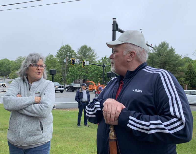 Betsy Kyle and Jeff Crafts, both of Wiscasset, talk before Monday’s service. SUSAN JOHNS/Wiscasset Newspaper