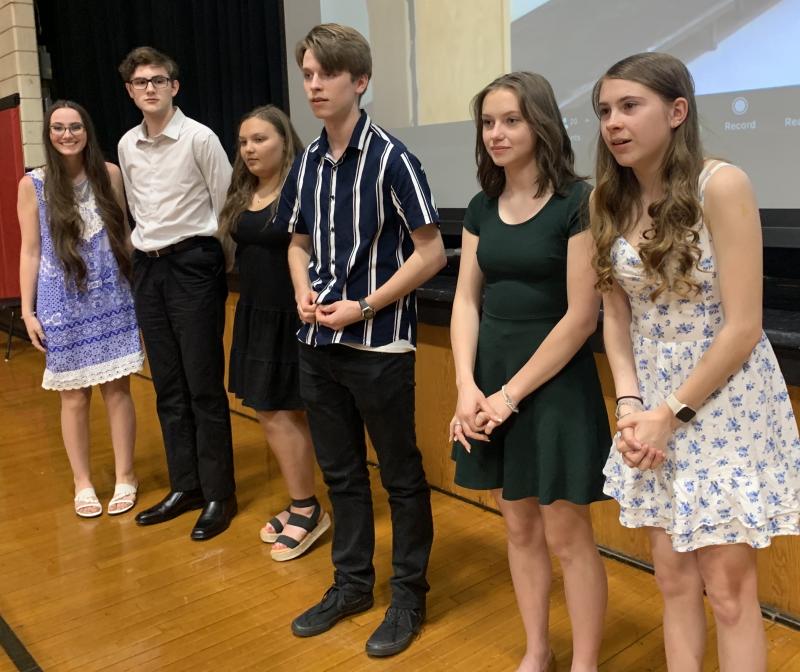 From left, Wiscasset Class of 2022 “top scholars” Naomi Wood, Evan Strong, Jasmine Rego, Mason Davenport, Ruby Cossaboon and Brianna Colson. SUSAN JOHNS/Wiscasset Newspaper
