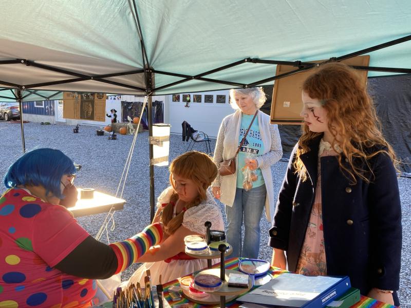 Her mom, Lisa Albert, and her friend, Jezreel Quist, watch as volunteer Ruth Burke creates a painting on Tessa Albert’s arm. EDNA MILLER/Wiscasset Newspaper Event