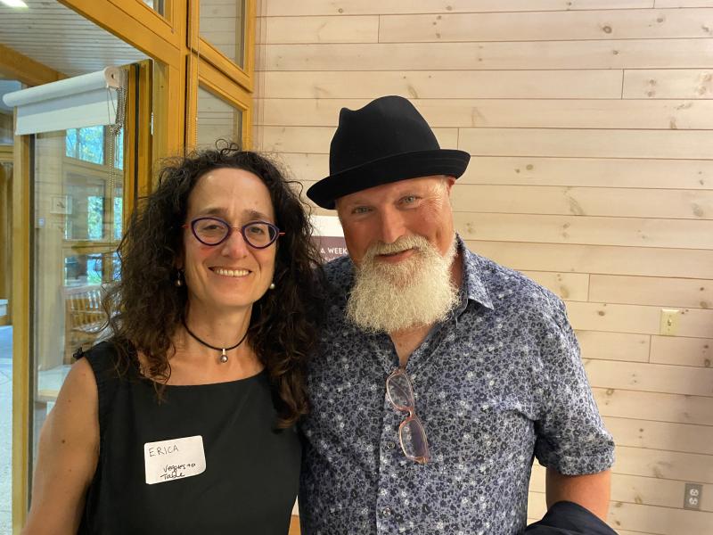 Veggies to Table’s Erica Berman and auctioneer Doug Gimbel. Alain Ollier photo