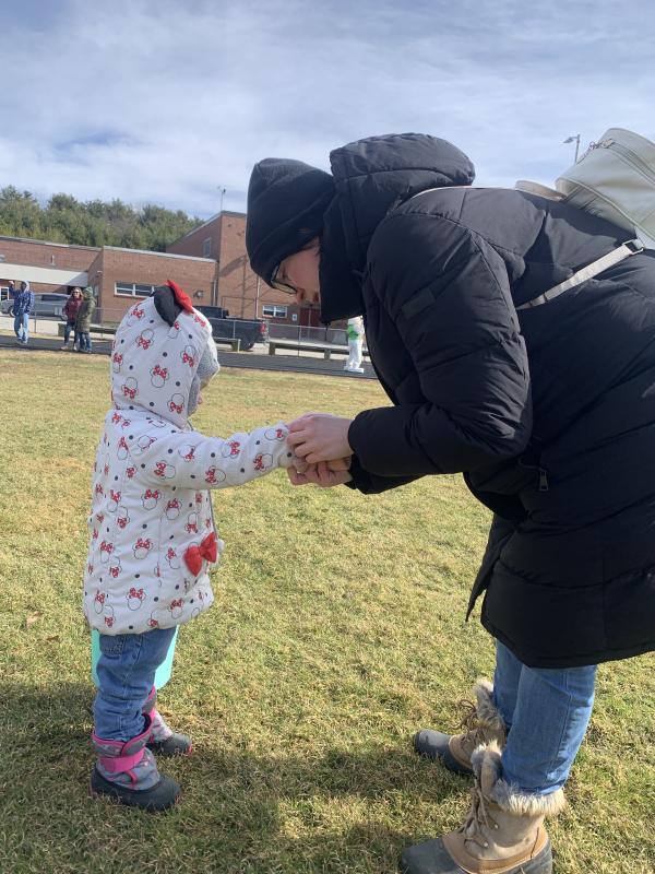 Westport Island’s Anita Daniels puts mittens on Lila-Jeanne Daniels, 2. SUSAN JOHNS/Wiscasset Newspaper