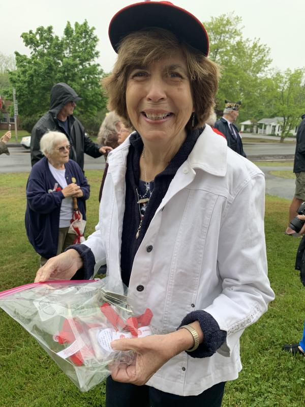 Faye Shea gives out poppies and white stars. SUSAN JOHNS/Wiscasset Newspaper