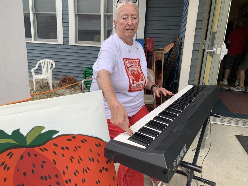 Terry Heller on keyboard. SUSAN JOHNS/Wiscasset Newspaper