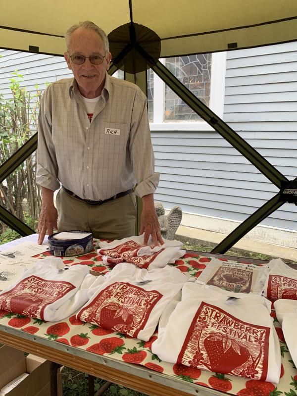 Fundraising Committee Chair Richard Malaby at the festival T-shirts table. SUSAN JOHNS/Wiscasset Newspaper