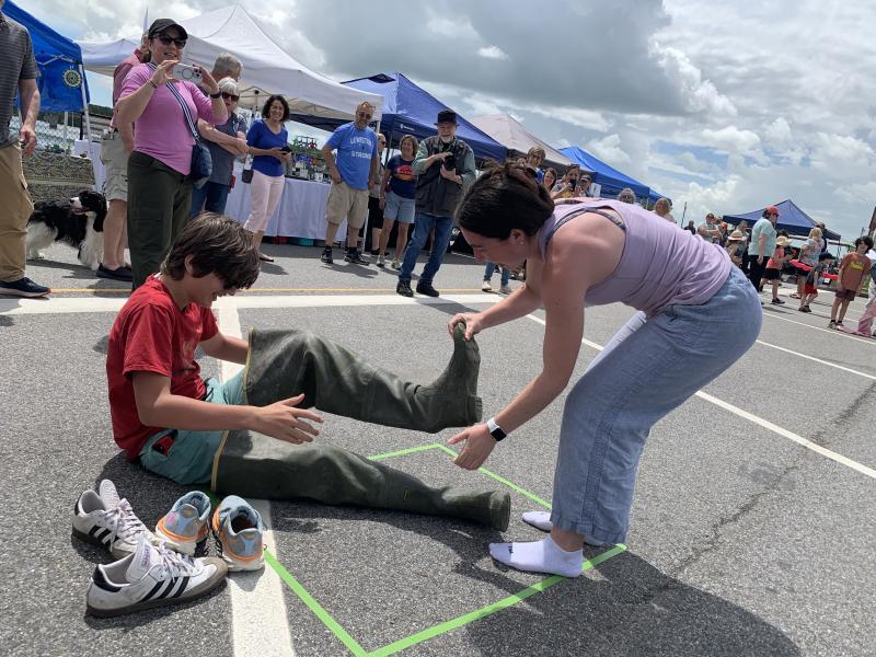 Eleanor Lynch helps cousin Owen O’Toole off with the waders. SUSAN JOHNS/Wiscasset Newspaper