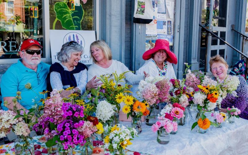 Garden Club of Wiscasset volunteers are the ambassadors of Wiscasset Art Walk as they welcome visitors and sell their garden flowers – always with a smile! BOB BOND/40 Federal Studio