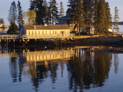 Tugboat Inn, Restaurant & Lounge & Marina