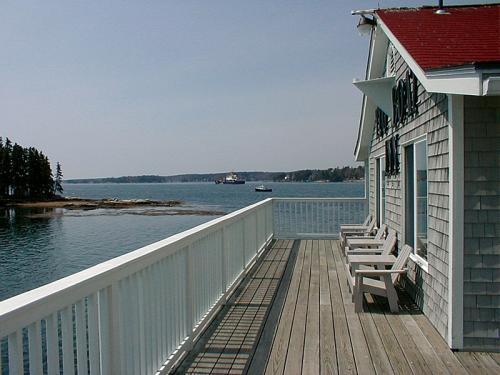 Tugboat Inn, Restaurant & Lounge & Marina