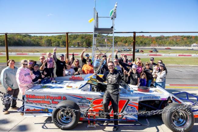 Kyle Hewins & team celebrate their championship in the Sport Modifieds. Jasen Dickey photo
