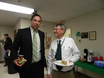 John O’Connell chats with Assistant District Attorney Andrew Wright. CHARLOTTE BOYNTON/Wiscasset Newspaper