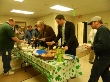 Guests line up along the buffet table to enjoy some traditional Irish food. CHARLOTTE BOYNTON/Wiscasset Newspaper
