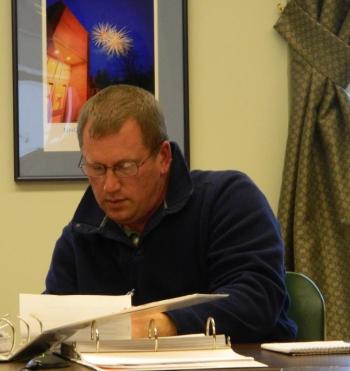 Chairman Cliff Hendricks prepares a list of questions that need further explanation from Town Manager Laurie Smith, at the budget committee meeting March 28. CHARLOTTE BOYNTON/Wiscasset Newspaper