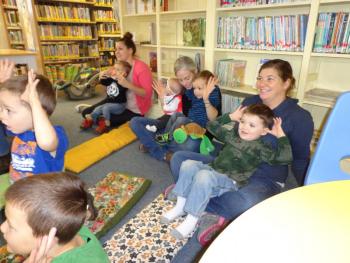 The audience follows the hand motions to "My Twelve Maine Christmas Days" by Wendy Ulmer. Courtesy of Natalie Castonia