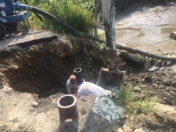 Hanley Construction workers replace a hydrant on Alna’s Cross Road on Sept. 3. The equipment on the other side of the hole was used to drain a pond at the site. SUSAN JOHNS/Wiscasset Newspaper hydrant, Alna Fire Department, Hanley Construction