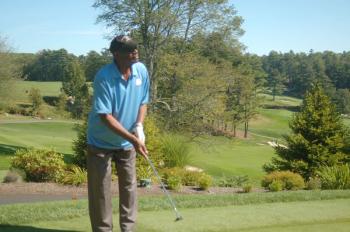 Footballer Otis Sistrunk attempts a putt. ART MAYERS/Boothbay Register