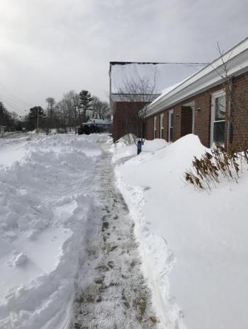 The cleared walkway along the front of the Wiscasset municipal building Jan. 5. SUSAN JOHNS/Wiscasset Newspaper