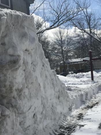 A wall of snow sits next to a cleared section of sidewalk on
Federal Street March 9. SUSAN JOHNS/Wiscasset Newspaper