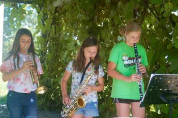 Josie Clark, Kaylynn Johnston and Violet Clark. ART MAYERS/Wiscasset Newspaper