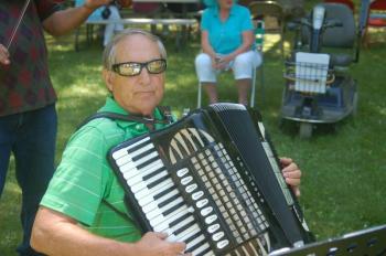 Peter Walsh leads a sing-along. ART MAYERS/Wiscasset Newspaper