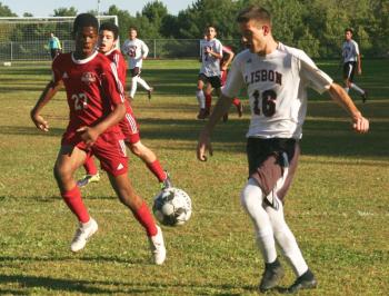 Wiscasset/Boothbay’s Jordan Espeut and the Greyhound’s Cameron Poisson. PHIL DI VECE/Wiscasset Newspaper