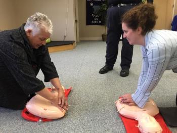 Jenn Spaur, left, practices chest compressions Nov. 11 at First Congregational Church of Wiscasset. At right is Wiscasset Ambulance Service advanced EMT Meriel Longley. SUSAN JOHNS/Wiscasset Newspaper
