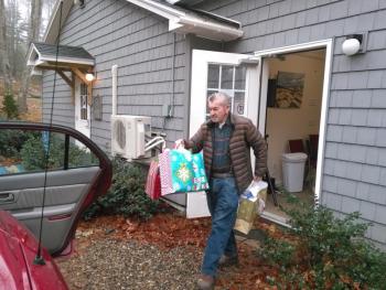 Reid Hodgdon loads bags to be delivered to veterans at Cabins in the Woods. JANE CARPENTER/Boothbay Register