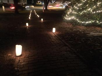 The common’s walkway with its holiday lighting. Route 1 traffic passes below. SUSAN JOHNS/Wiscasset Newspaper