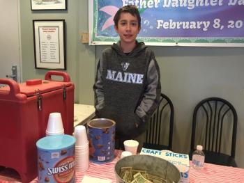 Sully Joyce, 12, of Wiscasset sells hot chocolate at Southern Maine Gearbots' table. SUSAN JOHNS/Wiscasset Newspaper
