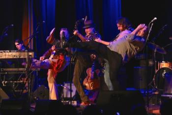 The musicians, kickin' it, Van Morrison-style during “Caravan.” Robert Mitchell photo