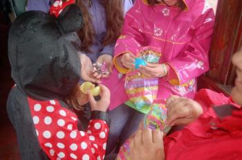 Kids sort out their loot. ART MAYERS/Wiscasset Newspaper