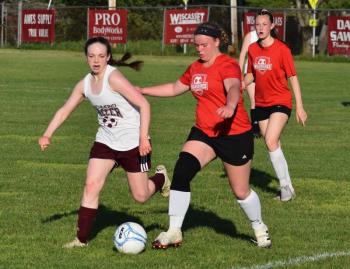 Wiscasset’s Ellie Pratt is flanked by Gwen Webber in the opening quarter. PHIL DI VECE Wiscasset Newspaper