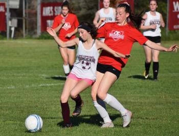 Grace Webber defends Richmond’s Nicole Tribbet. PHIL DI VECE Wiscasset Newspaper